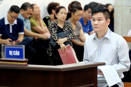 Bị cáo Phạm Thanh Hải (áo trắng, bên phải) tại tòa.