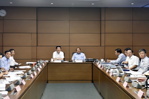 Thủ tướng Nguyễn Xuân Phúc dự thảo luận tổ với các đại biểu Quốc hội. Ảnh: VGP