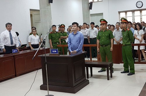 Bị cáo Phạm Thanh Hải (áo xanh, ở giữa) nghe tòa tuyên phạt án tù chung thân.