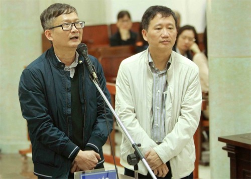 Bị cáo Đinh Mạnh Thắng (áo sẫm màu) và Trịnh Xuân Thanh tại phiên tòa sơ thẩm. Ảnh: TTXVN