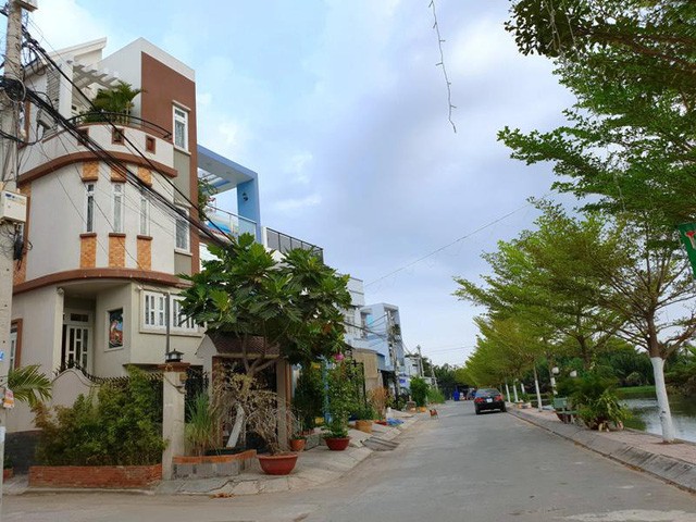 Những ngôi nhà khang trang tại khu dân cư bắc Phong Phú (ấp 5, xã Phong Phú, huyện Bình Chánh) đã nhiều năm xây dựng hoàn chỉnh nhưng vẫn chưa có sổ.
