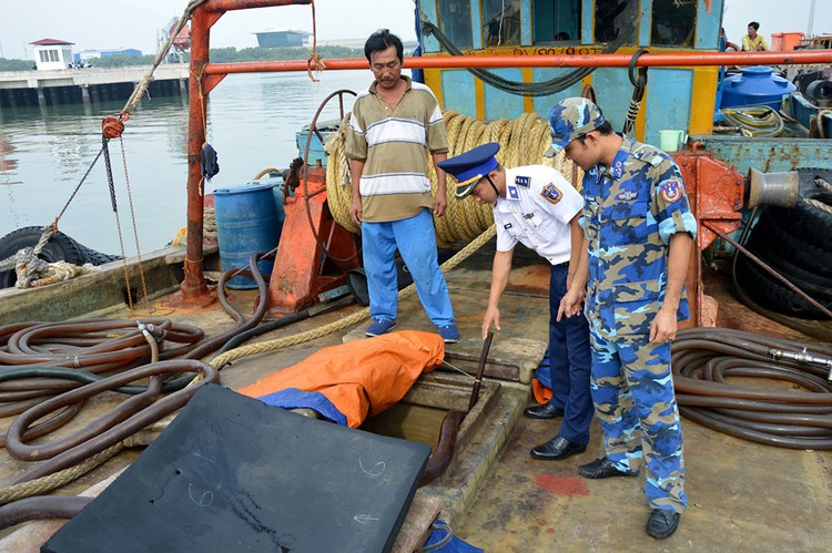 Cảnh sát biển đang bắt giữ một vụ vận chuyển trái phép dầu DO trên biển Vũng Tàu