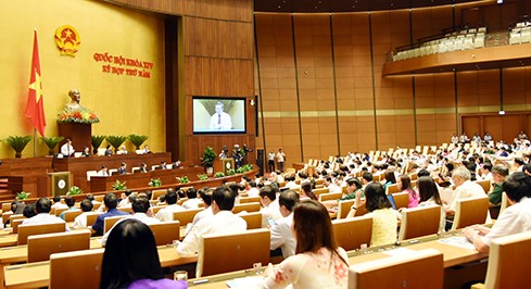 Đại biểu Nguyễn Hữu Cầu – đoàn Nghệ An dẫn ra ví dụ "Cùng 1 ngôi nhà dân xây hết 650 triệu, Nhà nước xây hết 1 tỷ" tại phiên thảo luận của Quốc hội về tình hình kinh tế - xã hội ngày 25/5/2018. Ảnh: QH