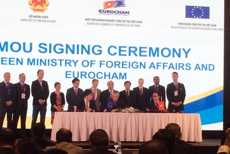 Thủ tướng Nguyễn Xuân Phúc chứng kiến Lễ ký kết hợp tác giữa Bộ Ngoại giao và EuroCham - Ảnh: Trần Nam