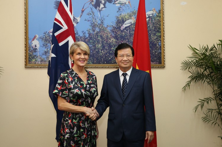 Phó Thủ tướng Trịnh Đình Dũng và Bộ trưởng Ngoại giao Australia Julie Bishop. Ảnh VGP