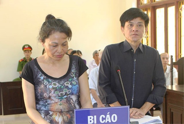 Bị cáo Nguyễn Thị Quyên và Lê Văn Phước tại phiên tòa (ảnh: báo Hà Nam)