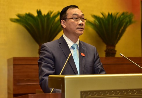 Chủ nhiệm Ủy ban Kinh tế của Quốc hội Vũ Hồng Thanh trình bày báo cáo.