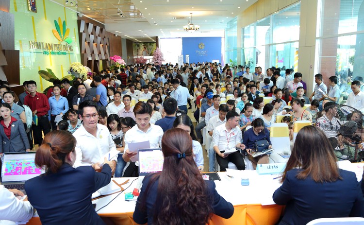 Đông đảo khách hàng tham gia sự kiện giới thiệu dự án Phu Dong Premier