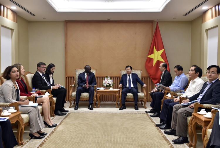 Phó Thủ tướng Trịnh Đình Dũng và ông Ousmane Dione, Giám đốc Quốc gia của WB tại Việt Nam. Ảnh: VGP