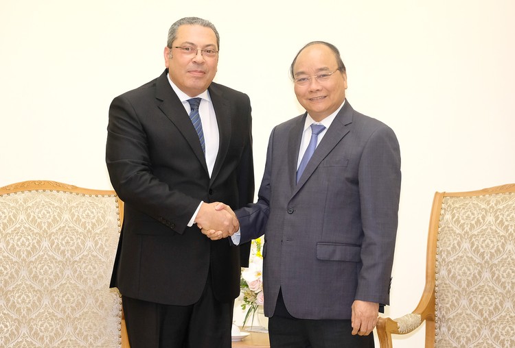 Thủ tướng Nguyễn Xuân Phúc cùng tân Đại sứ Ai Cập. Ảnh: VGP