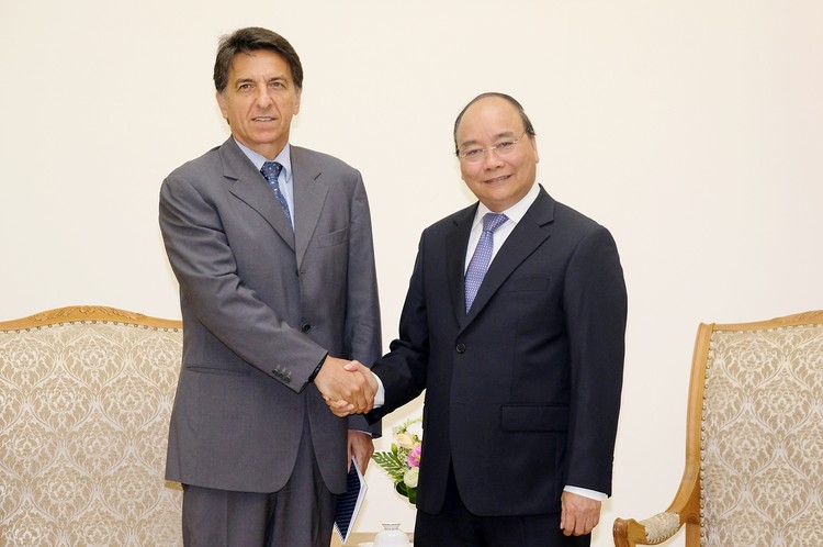 Thủ tướng Nguyễn Xuân Phúc và Đại sứ Hy Lạp tại Việt Nam Ioannis E. Raptakis - Ảnh: VGP