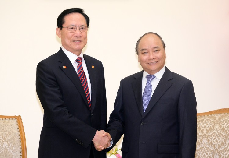 Thủ tướng Nguyễn Xuân Phúc và Bộ trưởng Quốc phòng Hàn Quốc Song Young-moo - Ảnh: VGP