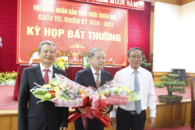 Ông Phan Ngọc Thọ (đứng giữa) vừa được bầu làm Chủ tịch UBND tỉnh Thừa Thiên Huế nhiệm kỳ 2016 – 2021
