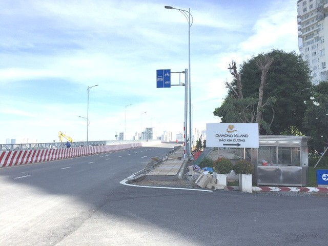 Cây cầu bắc qua đảo Kim Cương (Quận 2) được thông xe cách đây chưa lâu nhưng đã khiến giá đất tại khu vực này “nhảy múa” tưng bừng.