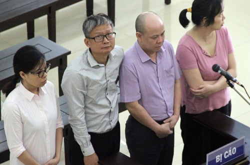 Ông Đinh Mạnh Thắng (thứ hai từ trái qua) cùng ba bị cáo kháng án, trước khi nói lời sau cùng.