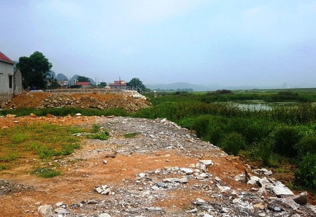 Tình trạng sông Hoạt bị san lấp để xây dựng nhà ở diễn ra tại huyện Hà Trung
