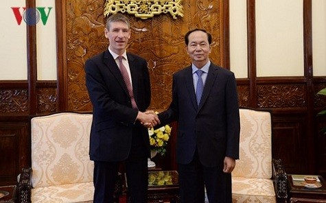 Chủ tịch nước Trần Đại Quang và Đại sứ Giles Lever - Ảnh: VOV