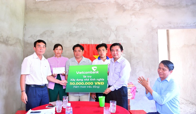 Ông Trần Phúc Cường (ngoài cùng bên phải) – Phó Chủ tịch thường trực Công đoàn Vietcombank trao tượng trưng biển tài trợ số tiền 50 triệu đồng cho ông Huỳnh Văn Được