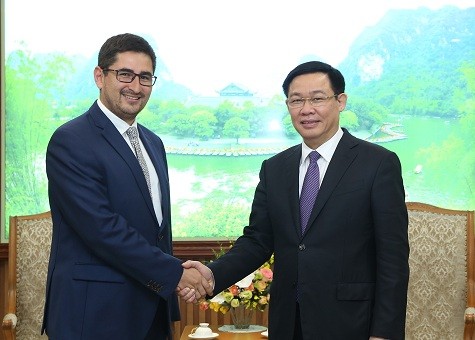 Phó Thủ tướng Vương Đình Huệ tiếp ông Gonzalo Gualquil Smoje, Đại biện lâm thời Cộng hoà Chile tại Việt Nam - Ảnh: VGP