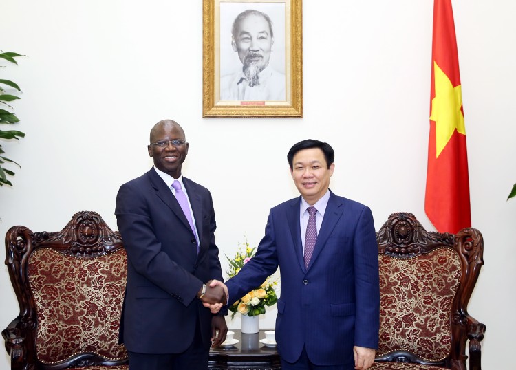 Phó Thủ tướng Vương Đình Huệ và Giám đốc Quốc gia WB tại Việt Nam, ông Ousmane Dione. Ảnh tư liệu