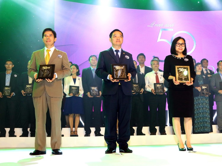 Ông Lê Viết Hải, Chủ tịch HĐQT Công ty Cổ phần Tập đoàn Xây dựng Hòa Bình (đứng giữa) nhận giải