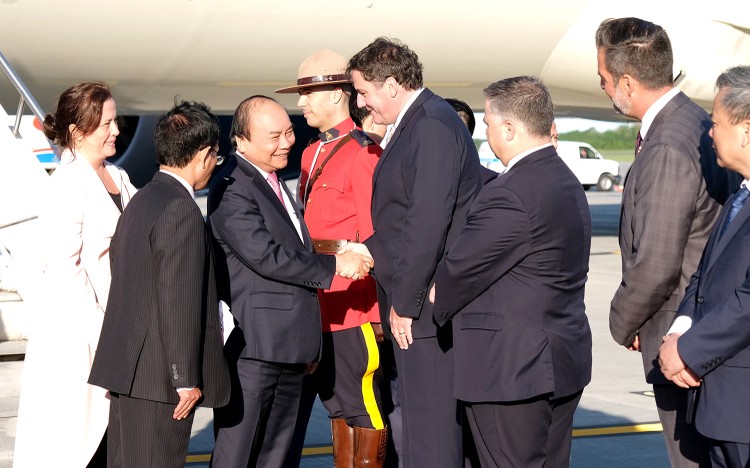 Bộ trưởng Chính phủ Liên bang, Bộ trưởng Bang Québec đón Thủ tướng và Đoàn Việt Nam tại sân bay Jean-Lesage. Ảnh: VGP