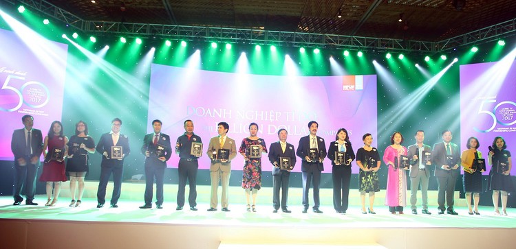 ng Bùi Xuân Huy – Tổng giám đốc Tập đoàn Novaland nhận chứng nhận Top 50 Công ty kinh doanh hiệu quả nhất Việt Nam và vinh danh Top Doanh nghiệp tỷ đô trên sàn chứng khoán.