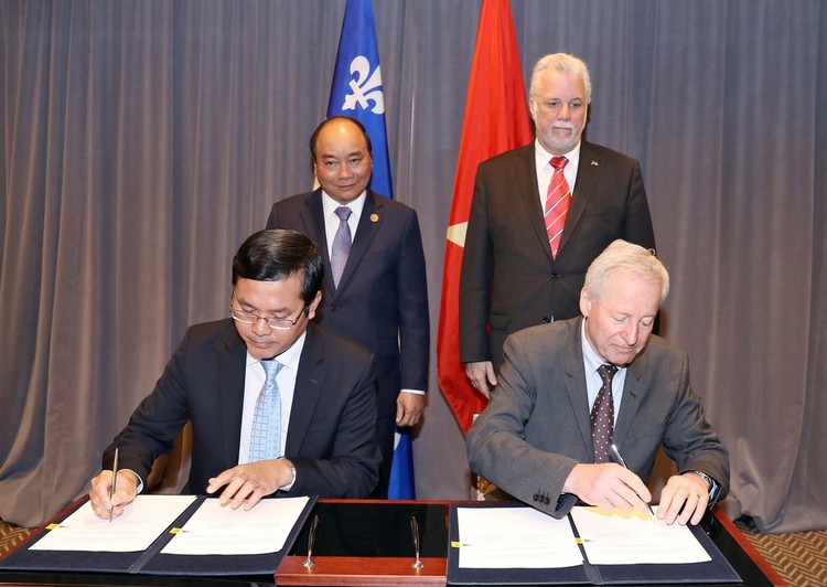 Thủ tướng chứng kiến lễ ký tuyên bố chung về giáo dục đại học giữa Bộ Giáo dục và Đào tạo Việt Nam và Bộ Giáo dục và Đại học Québec. Ảnh VGP