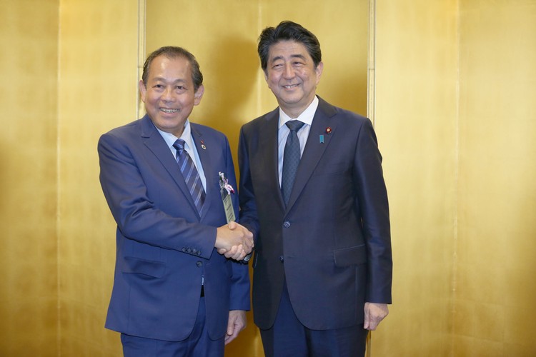 Phó Thủ tướng Thường trực Chính phủ Trương Hòa Bình và Thủ tướng Nhật Bản Shinzo Abe - Ảnh: VGP