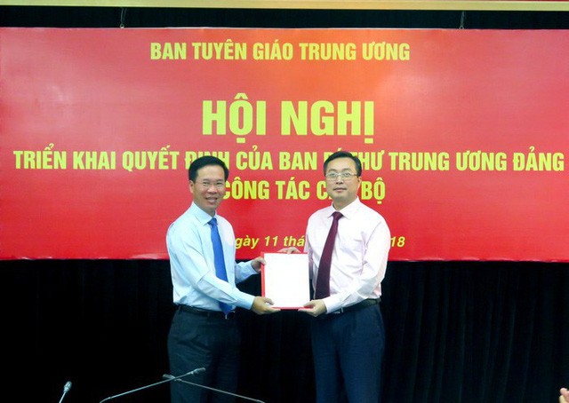 Đồng chí Võ Văn Thưởng trao Quyết định bổ nhiệm cho đồng chí Bùi Trường Giang.