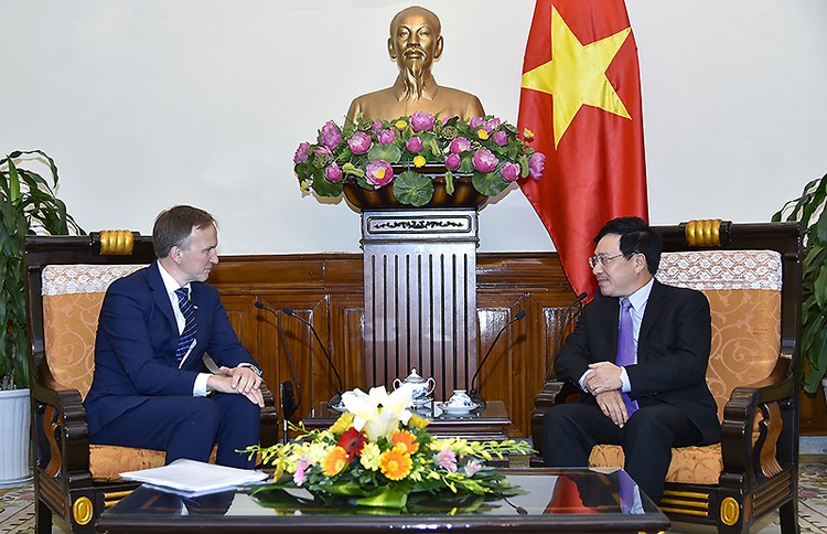 Phó Thủ tướng Phạm Bình Minh tiếp ông Andrejs Pildegovics, Quốc vụ khanh Bộ Ngoại giao Latvia. Ảnh: VGP