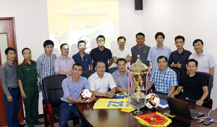 12 đội bóng tham gia Lễ  bốc thăm, chia bảng Giải bóng đá Cúp Báo Đấu thầu mở rộng 2018. Ảnh: Tường Lâm