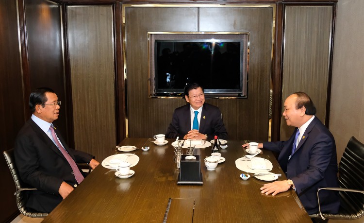 Thủ tướng Chính phủ Nguyễn Xuân Phúc ăn sáng làm việc với Thủ tướng Lào Thongloun Sisoulith và Thủ tướng Campuchia Hun Sen. - Ảnh: VGP