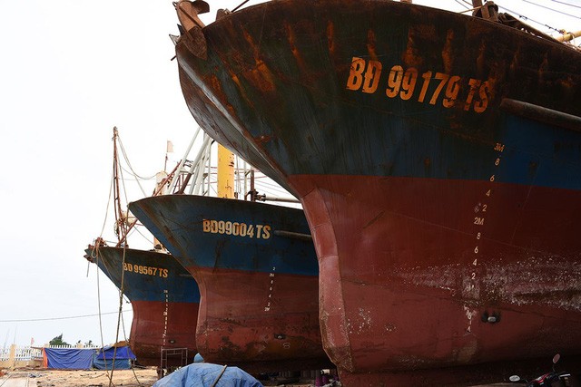 Tàu cá vỏ thép do Công ty Đại Nguyên Dương đóng cho ngư dân Bình Định sớm bị hư hỏng được đưa lên bờ sửa chữa trong nửa cuối năm 2017 