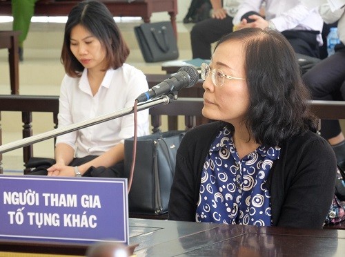 Bà Phan Thị Hòa ngồi trả lời. 