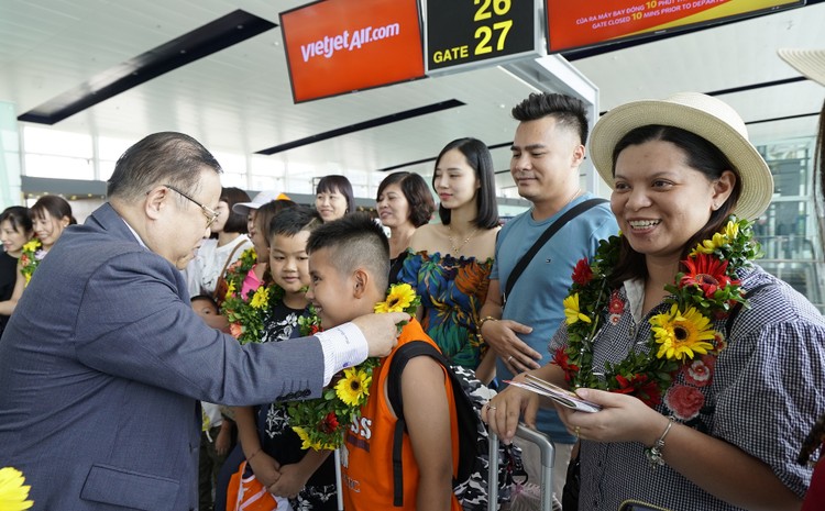 Phó Tổng giám đốc Vietjet Nguyễn Đức Tâm chào đón những hành khách đầu tiên