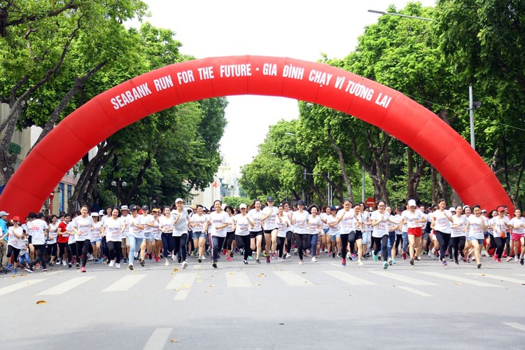 Các vận động viên tham gia giải chạy “Gia đình chạy vì tương lai - SeABank Run For The Future”