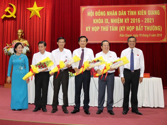 Ông Mai Văn Huỳnh - Bí thư Huyện ủy Phú Quốc (người thứ 2 bên phải) khẳng định: Đến thời điểm hiện tại, ông Đinh Khoa Toàn vẫn đang giữ chức danh Chủ tịch UBND huyện Phú Quốc