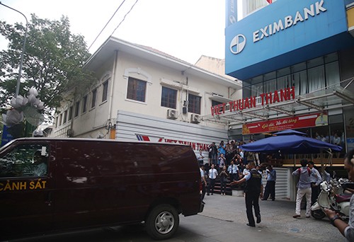 Cảnh sát khám xét Eximbank TP HCM và bắt tạm giam hai nữ cán bộ hôm 26/3.