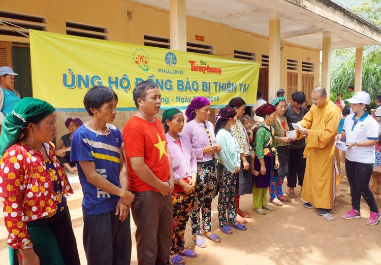 Đại diện Phú Long trao quà cho các hộ gia đình bị thiệt hại do lũ tại huyện Quảng Bạ
