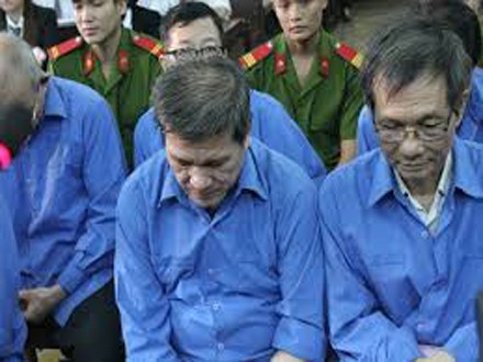 Dương Thanh Cường (bên trái) và Lê Thành Công tại phiên toà.
