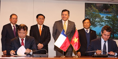 Phó Thủ tướng Vương Đình Huệ chứng kiến lễ ký Biên bản phiên họp lần thứ III Hội đồng Thương mại tự do Việt Nam - Chile. Ảnh: VGP