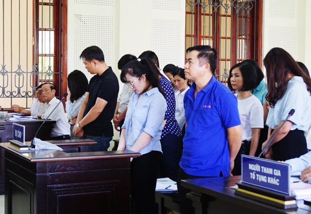 Nguyễn Thị Lam (hàng đầu, ở giữa) và các đồng nghiệp tại Eximbank tại phiên tòa
