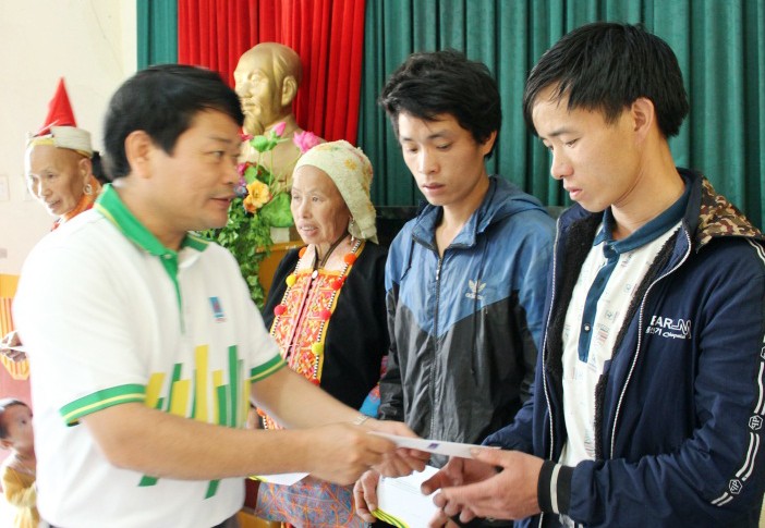 Ông Tống Xuân Phong trao trực tiếp hỗ trợ các gia đình bị sập nhà hoàn toàn xã Sỉn Lở Lầu, huyện Phong Thổ, tỉnh Lai Châu