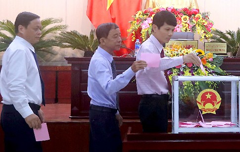 Các đại biểu HĐND TP Đà Nẵng khoá IX bỏ phiếu các chức danh lãnh đạo thành phố chiều 9/7. Ảnh: N.T.