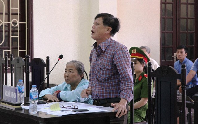 Vợ chồng ông Phan Chí Lộc tại tòa với tư cách nguyên đơn