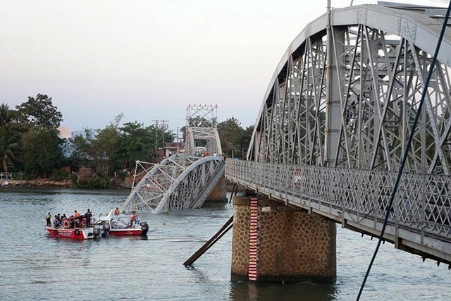 Vụ tai nạn khiến cầu Ghềnh bị sập hoàn toàn.
