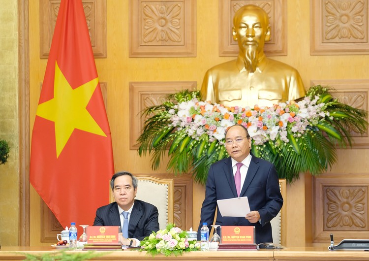 Thủ tướng Nguyễn Xuân Phúc gặp mặt các doanh nghiệp, diễn giả của Diễn đàn cấp cao về công nghiệp 4.0. Ảnh: VGP