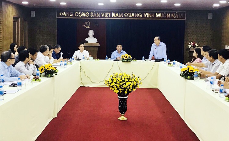 Bộ trưởng Nguyễn Chí Dũng trao đổi với các DN về những cơ hội, thách thức trong bối cảnh cuộc CMCN 4.0 đang diễn ra mạnh mẽ, nhất là tác động trong lĩnh vực nông nghiệp, nông thôn