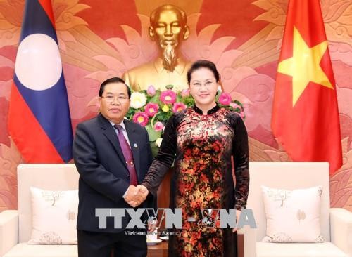 Chủ tịch Quốc hội Nguyễn Thị Kim Ngân và Phó Chủ tịch Quốc hội Lào Sengnouane Xayalat. Ảnh: TTXVN